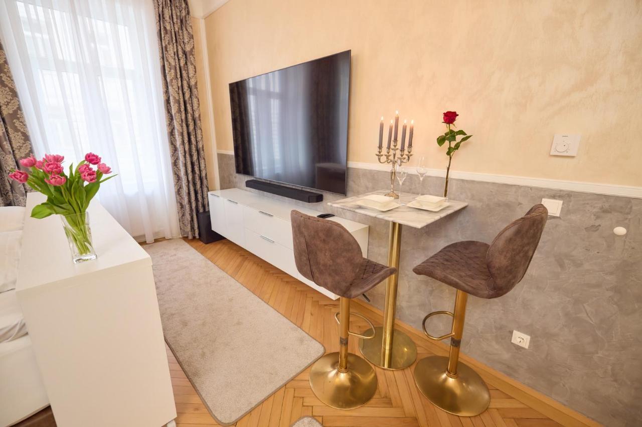 Sophies Place Augarten - Imperial Lifestyle City Apartments Vienna Parking Exterior foto