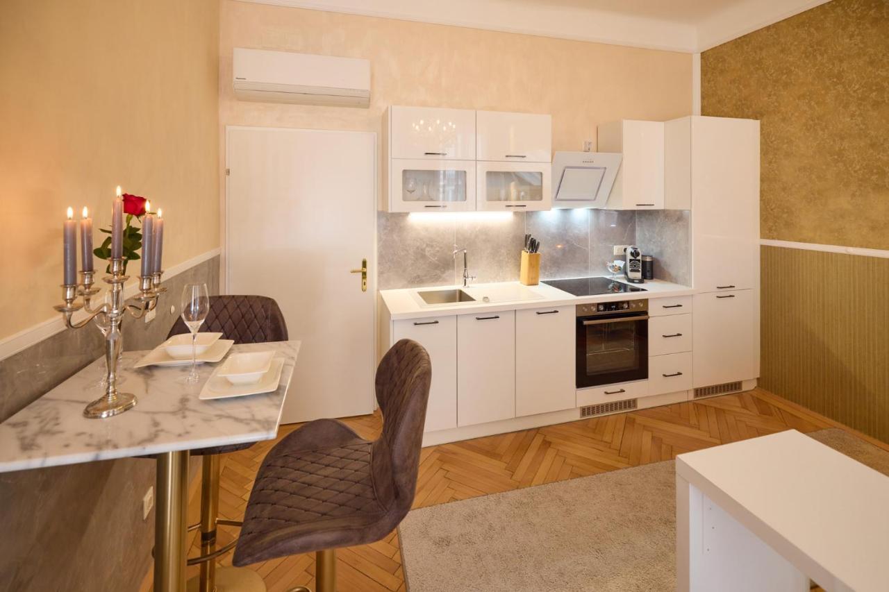 Sophies Place Augarten - Imperial Lifestyle City Apartments Vienna Parking Exterior foto